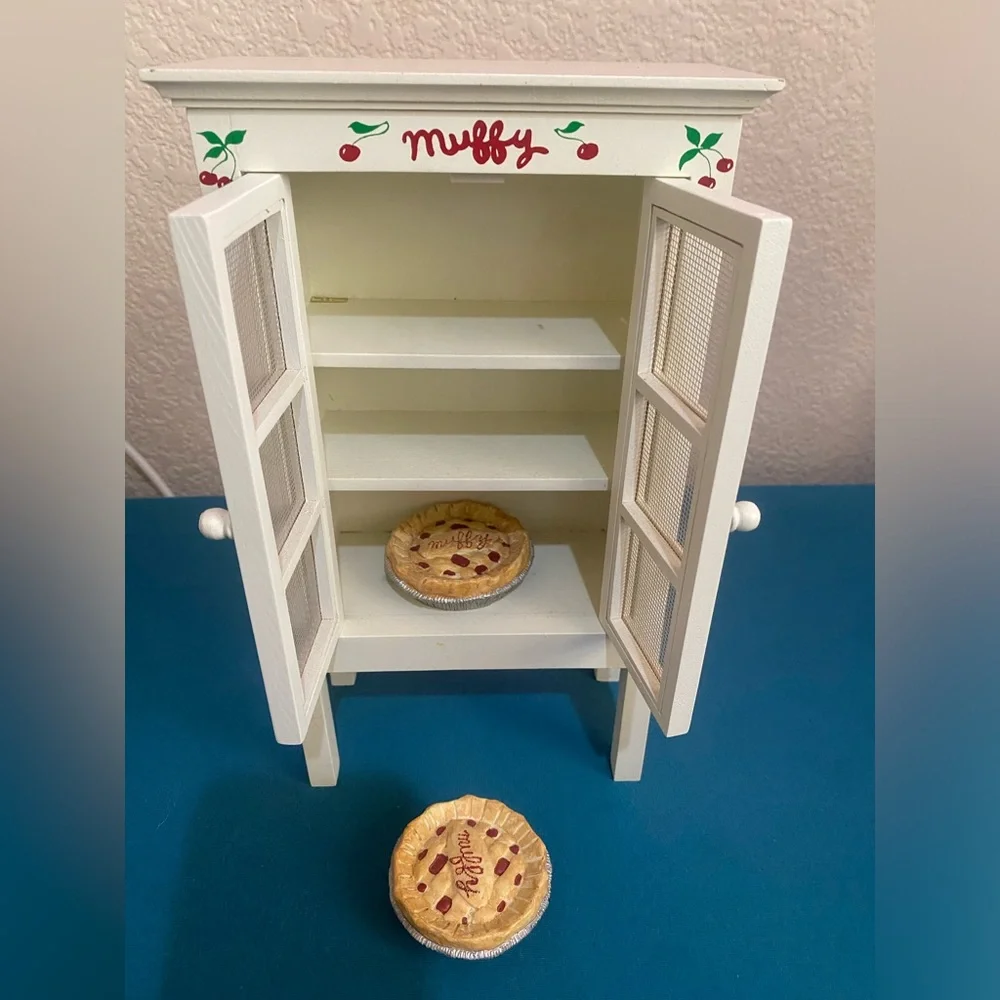 Muffy Vanderbear Cherry Hutch Cabinet Pie Wood Dollhouse Furniture 2 Cherry Pies - Picture 2 of 7
